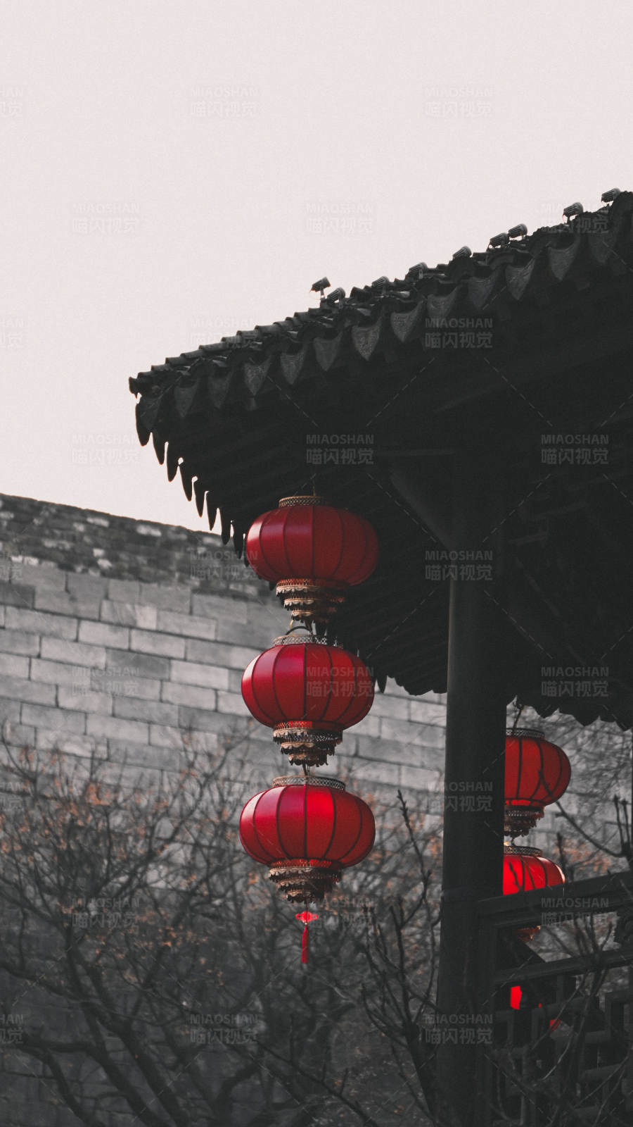 紅燈籠映古城