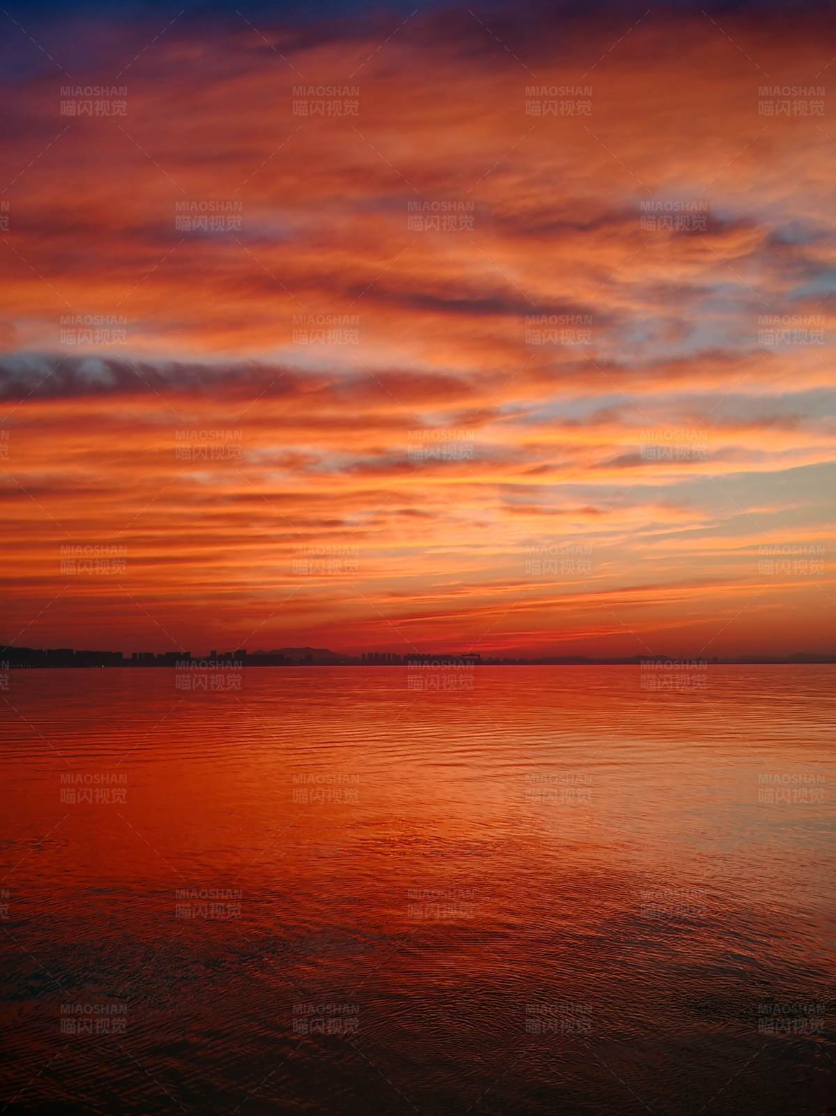 湖面夕陽 天空之火