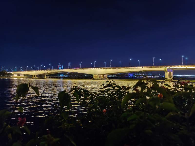 夜色下的橋梁與河岸