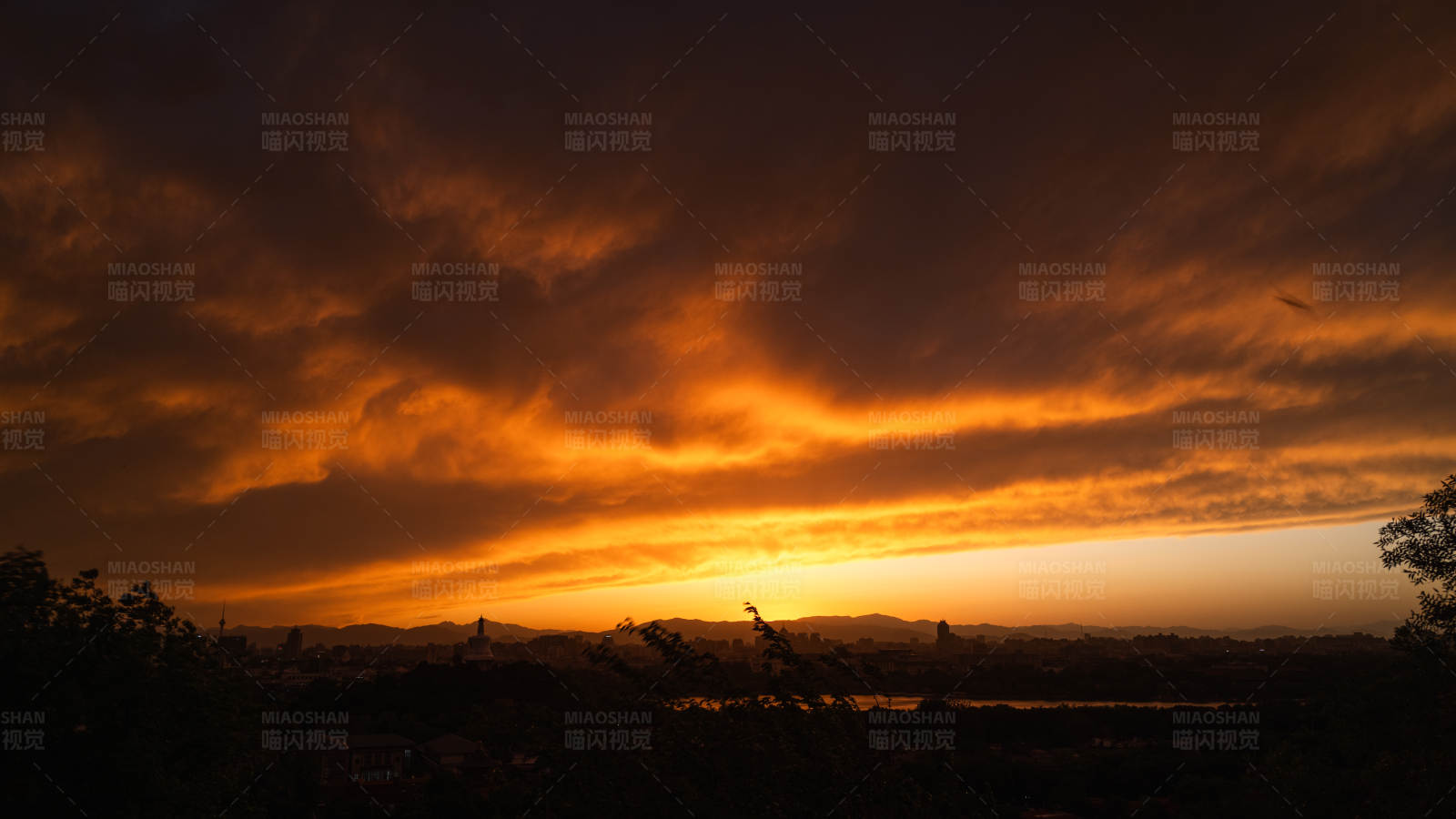 金色夕陽染紅天際