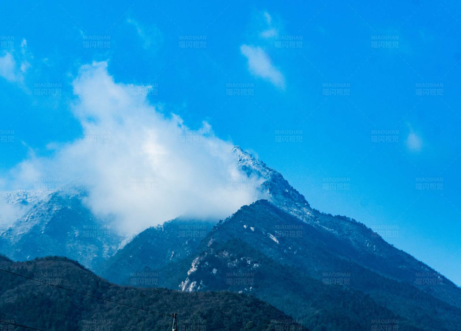 云霧繚繞的雪山