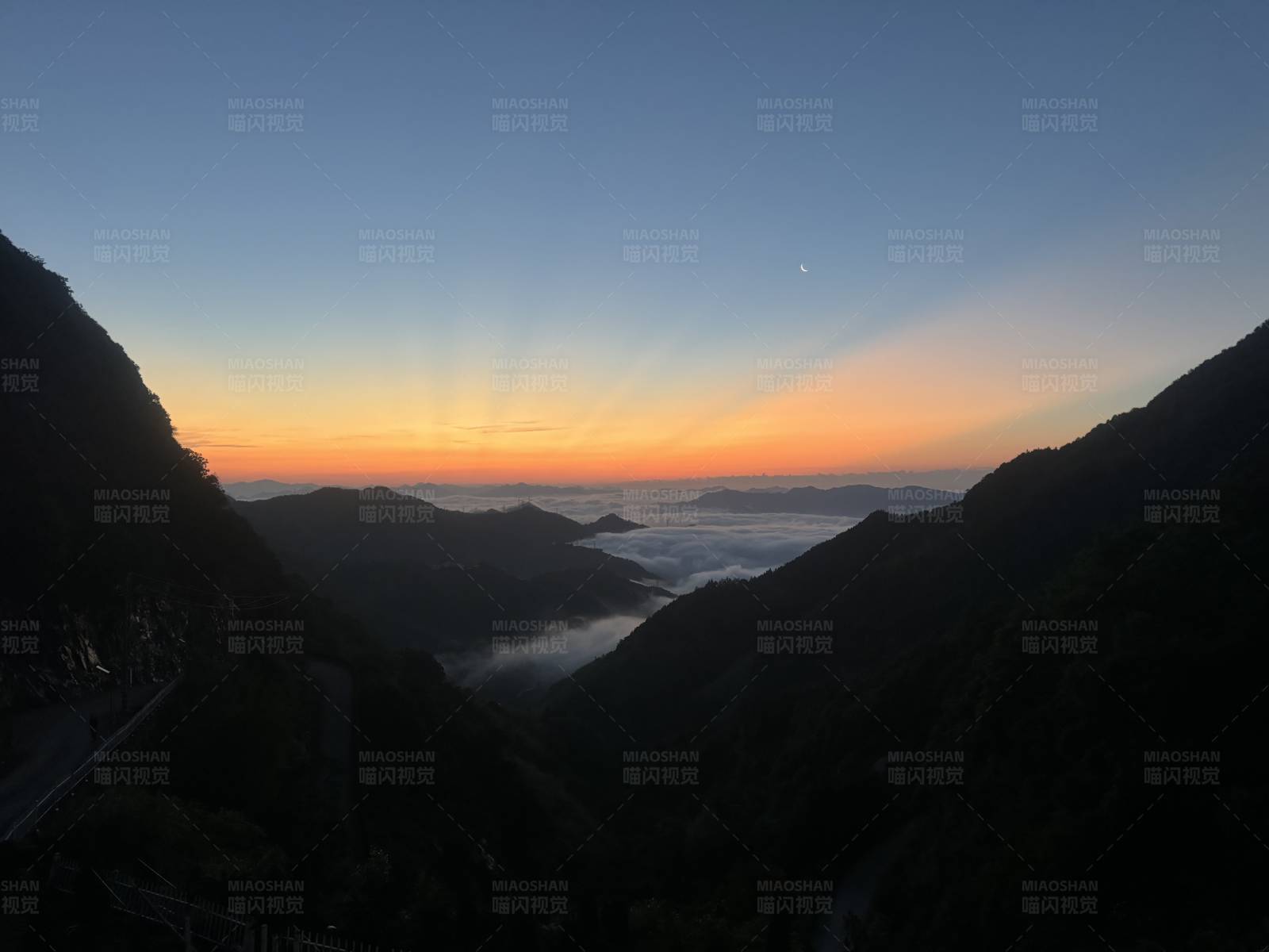 山谷日出云海