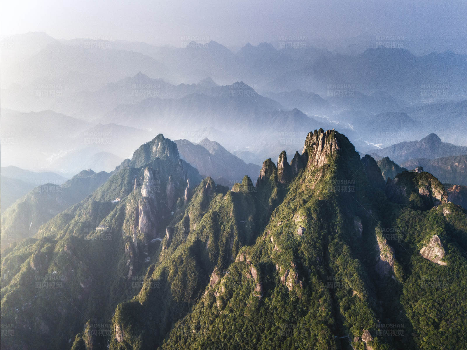 層巒疊嶂的三清山山峰景色