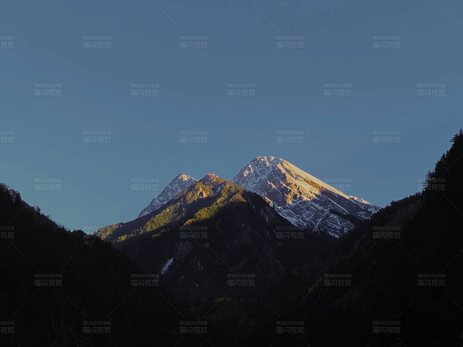 雪山晨曦