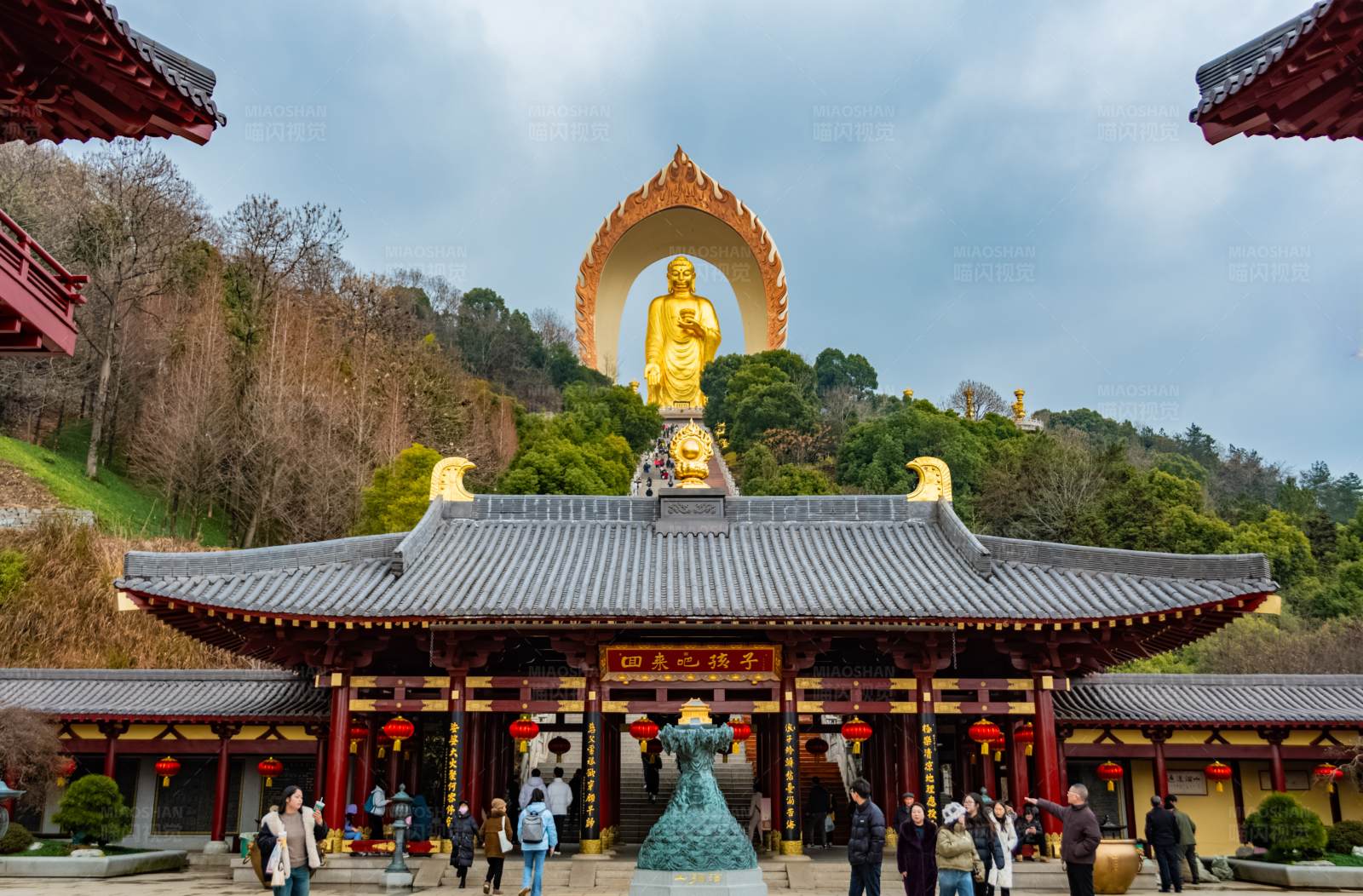 金佛寺前游客如織