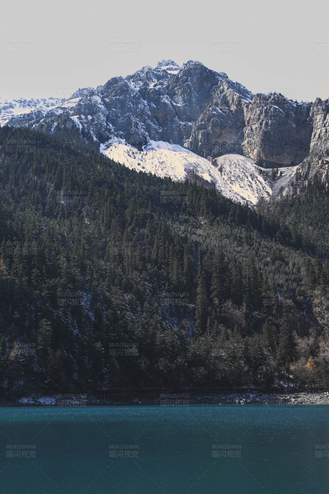 雪山湖光