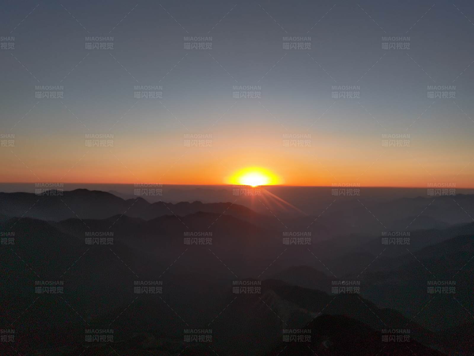 山巔日出