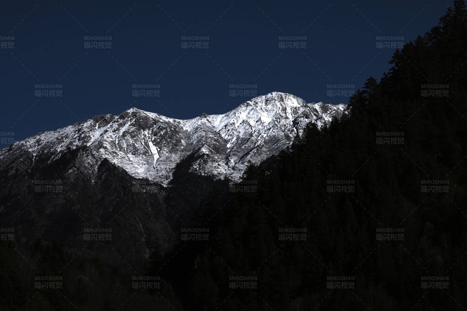 雪峰夜景