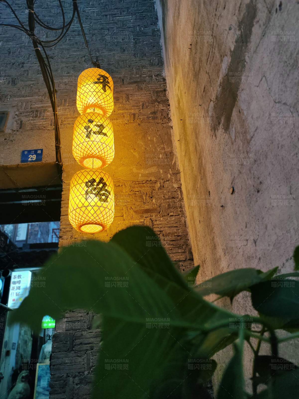 巷弄深處的溫暖燈籠