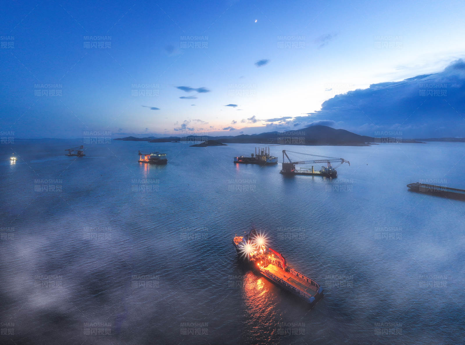 夜海船影