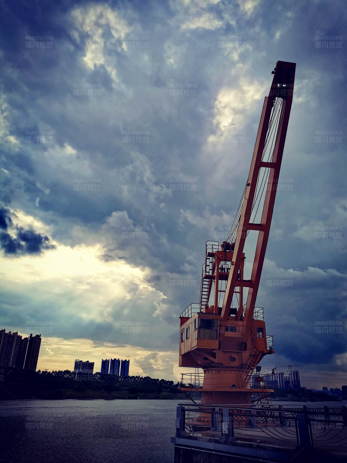夕陽下的港口起重機