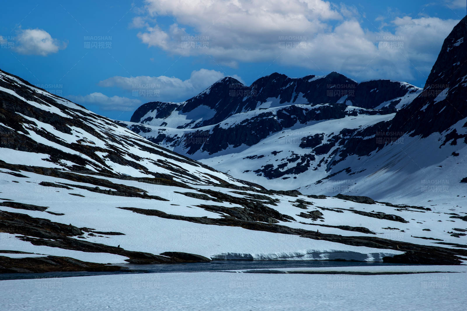 雪山湖光