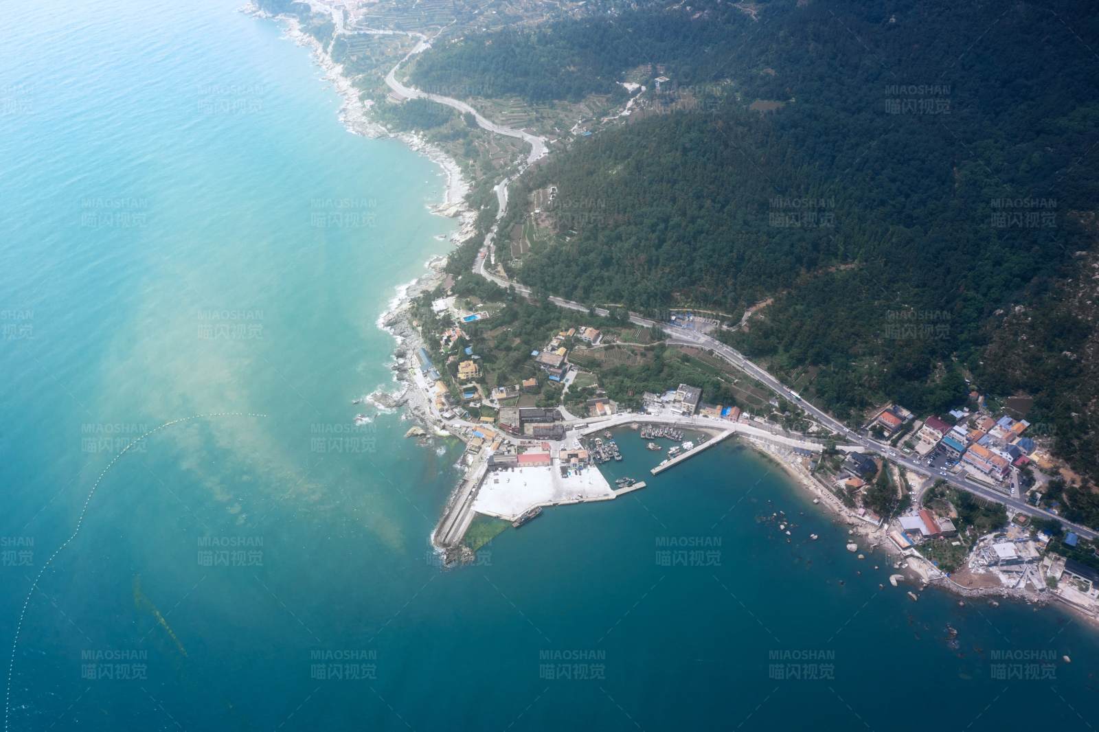 海岸線與碼頭的空中俯瞰