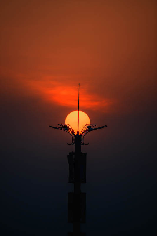 夕陽下的燈塔剪影