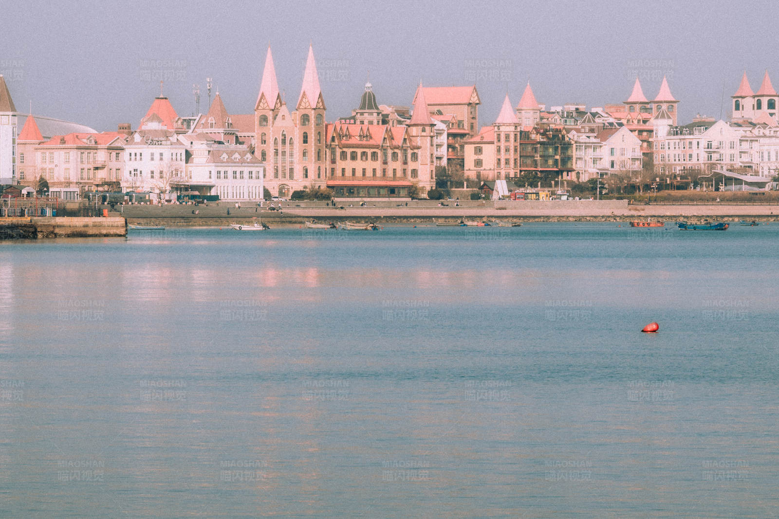海濱城市的寧靜早晨
