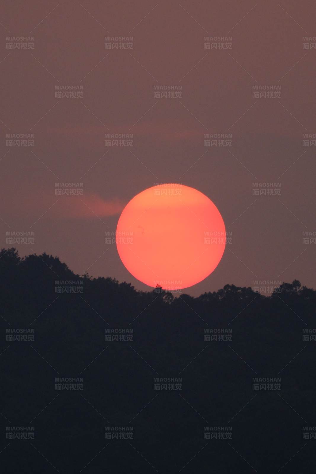 夕陽西下 山影朦朧