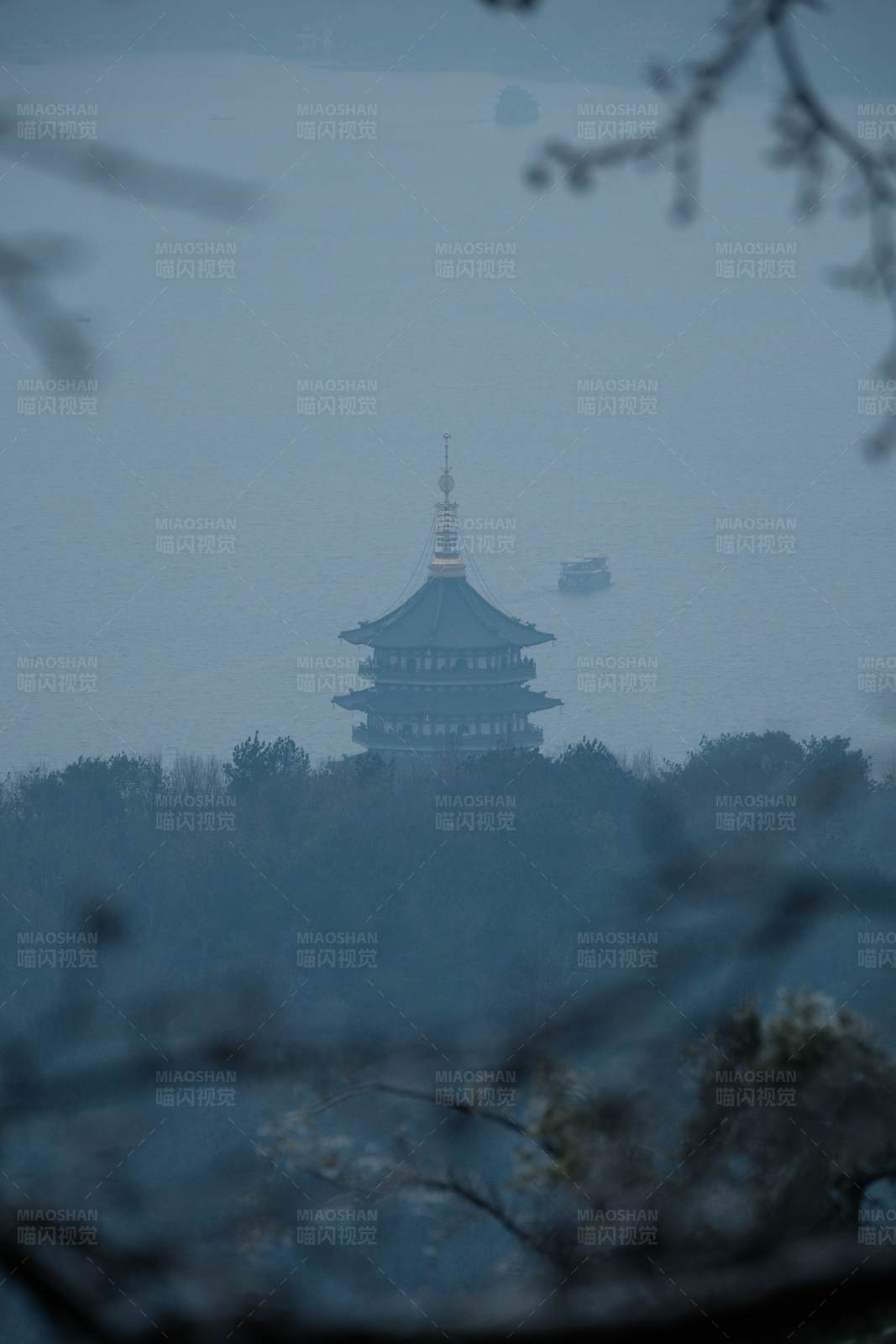 霧中雷峰塔