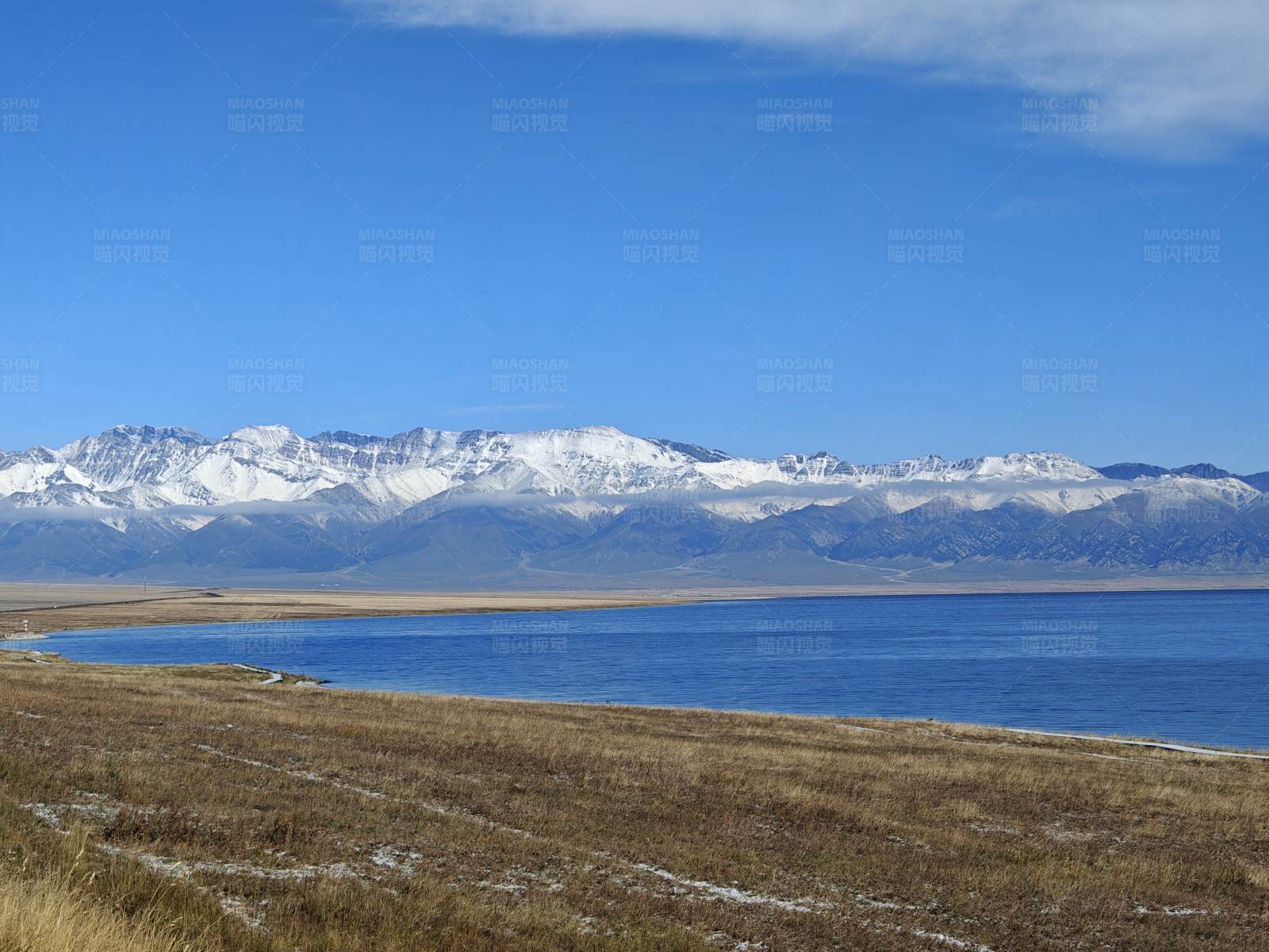 雪山湖畔