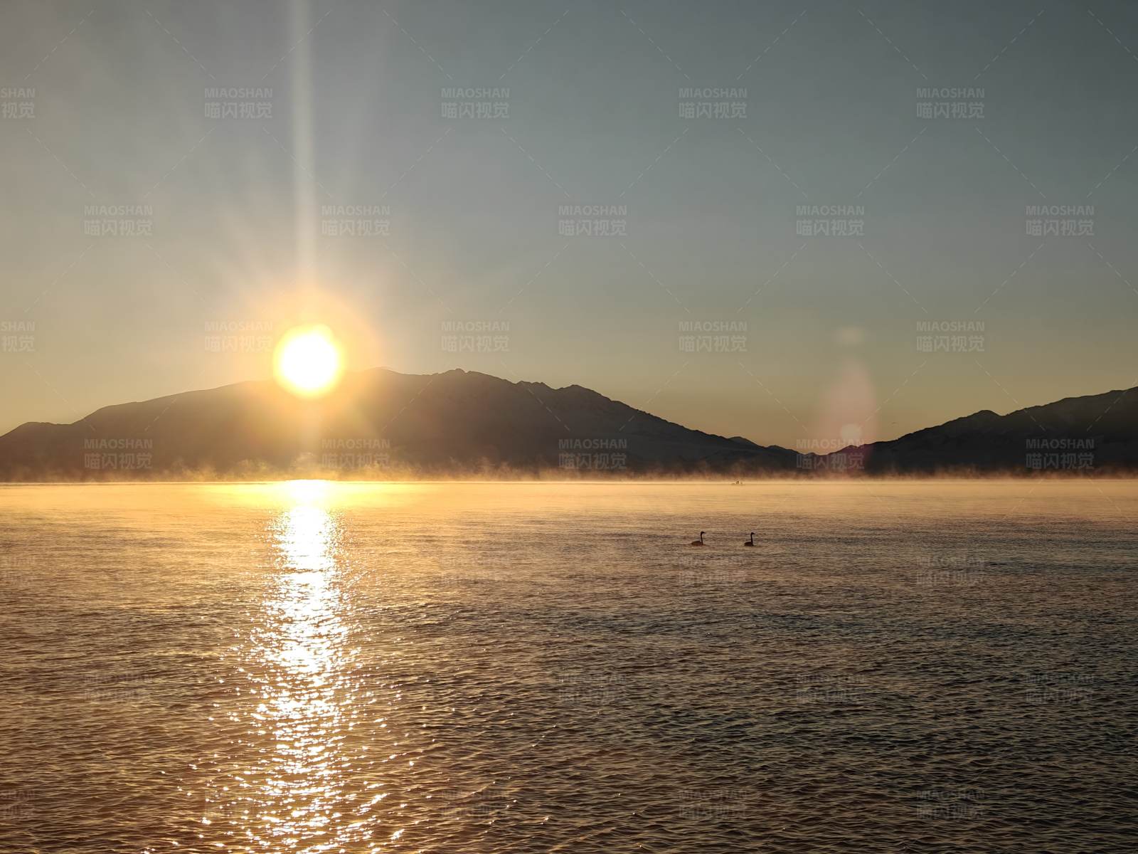 湖光山色日出圖