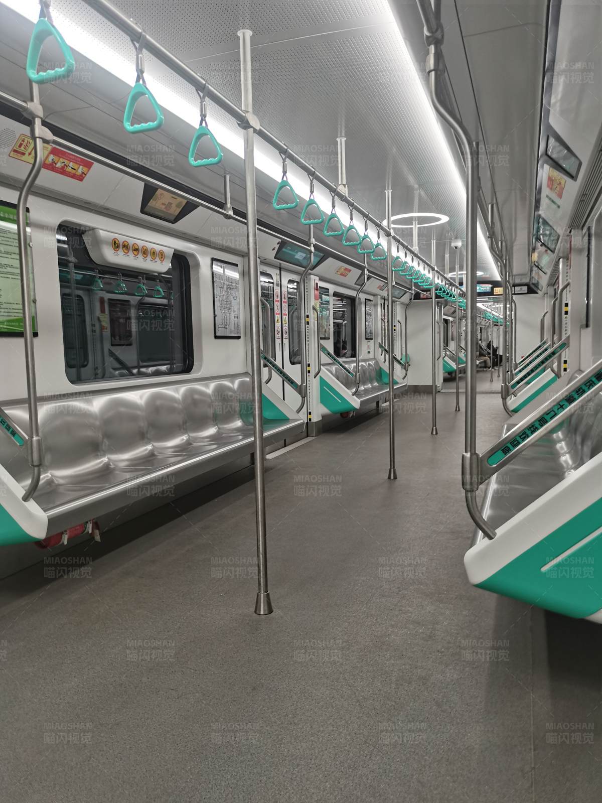 地鐵車廂內(nèi)景