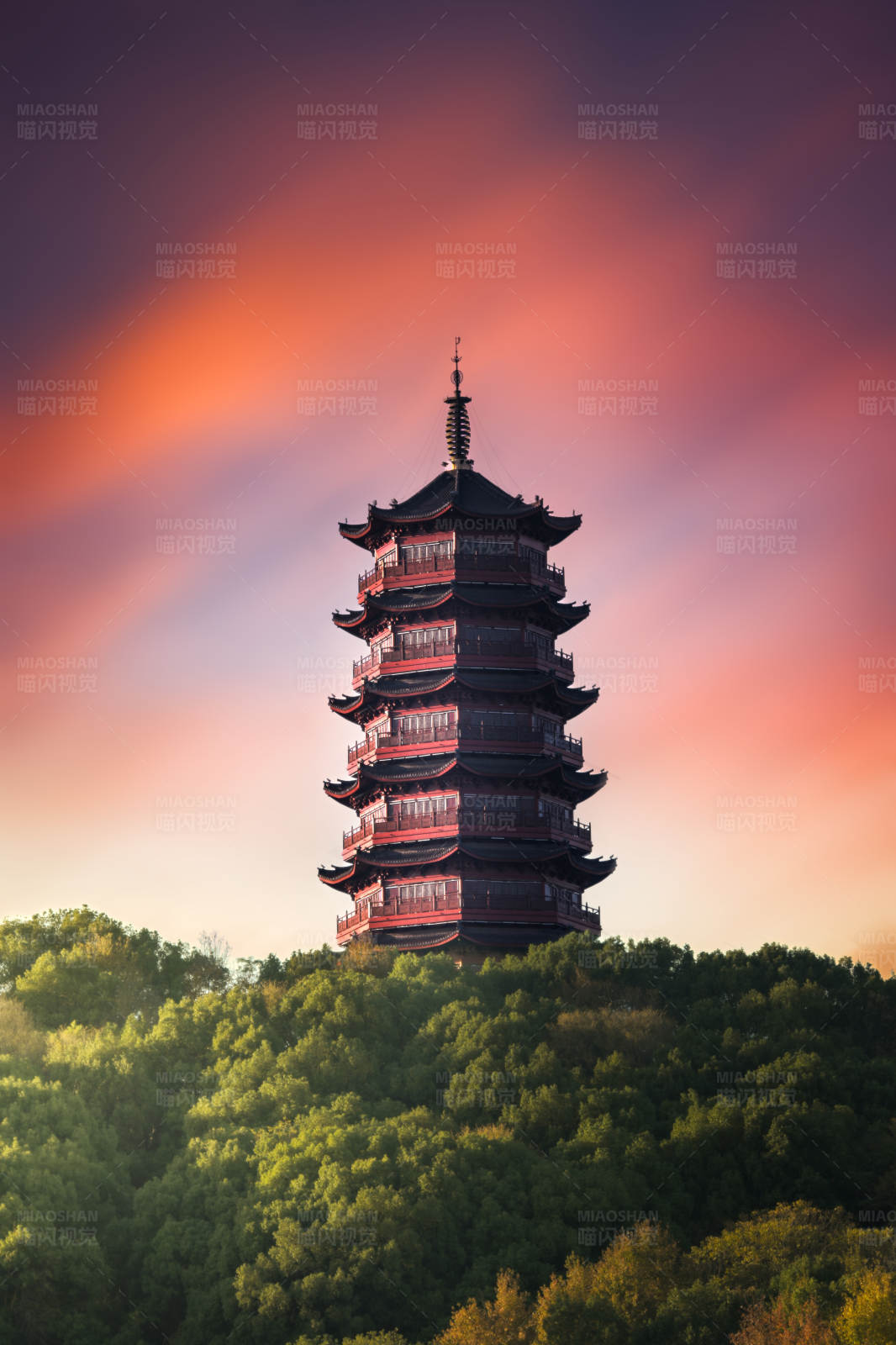 夕陽下的古塔