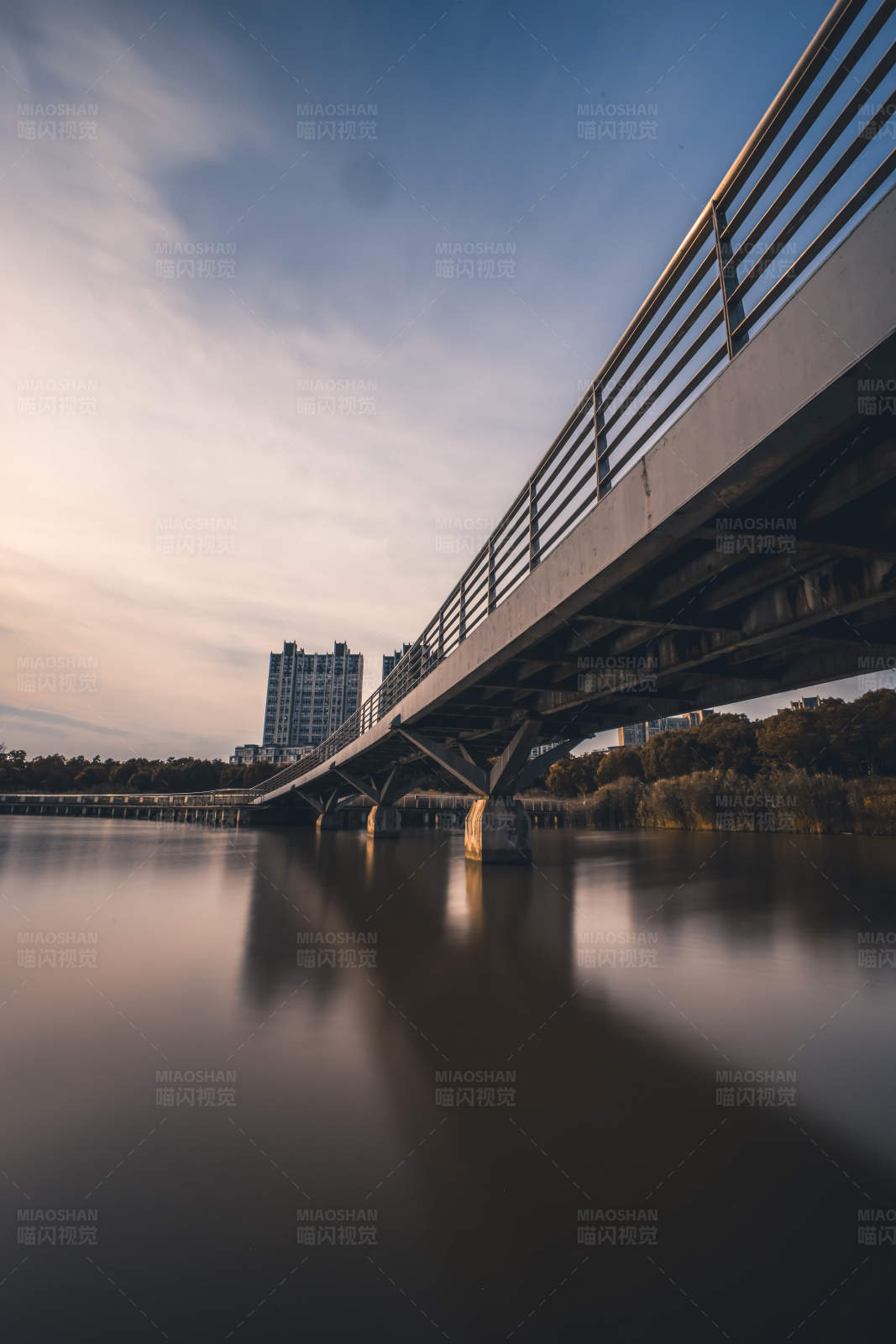 夕陽下的城市橋梁
