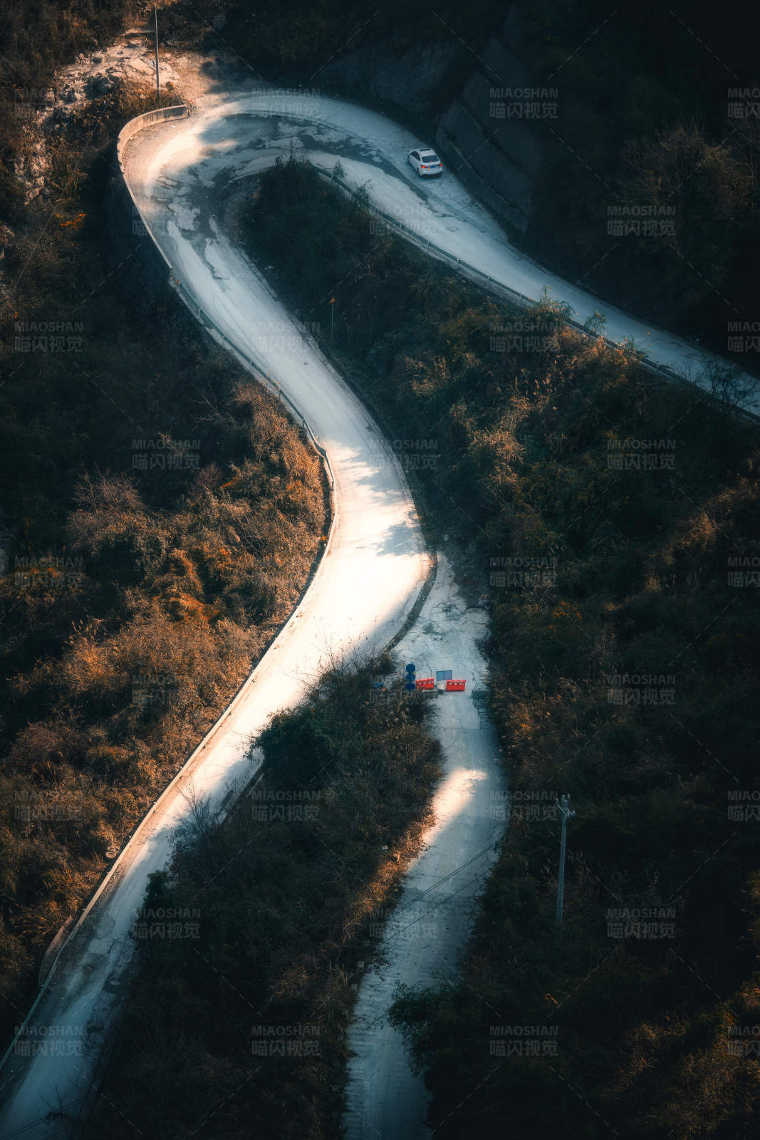 山路彎彎
