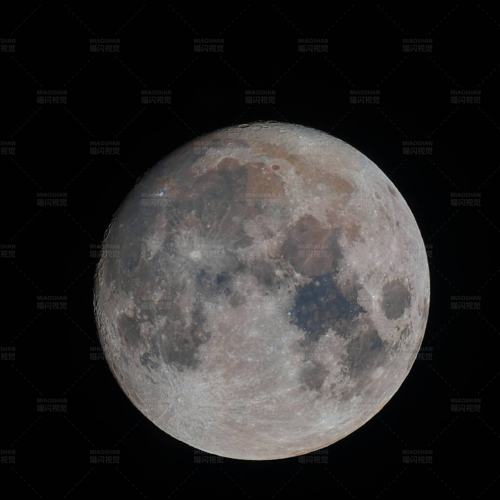 夜空中的滿月
