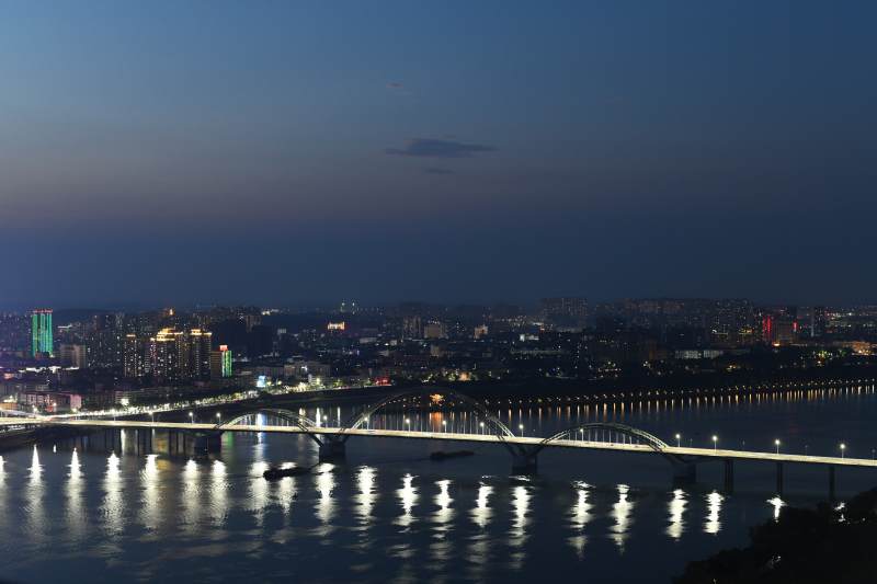 夜色下的城市橋梁