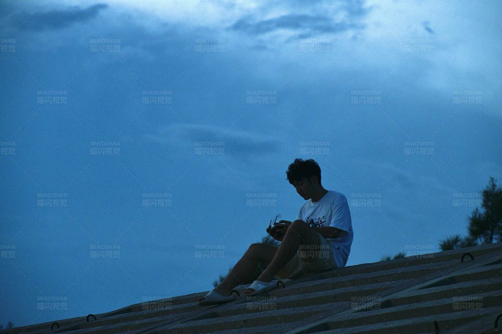 屋頂上的孤獨身影