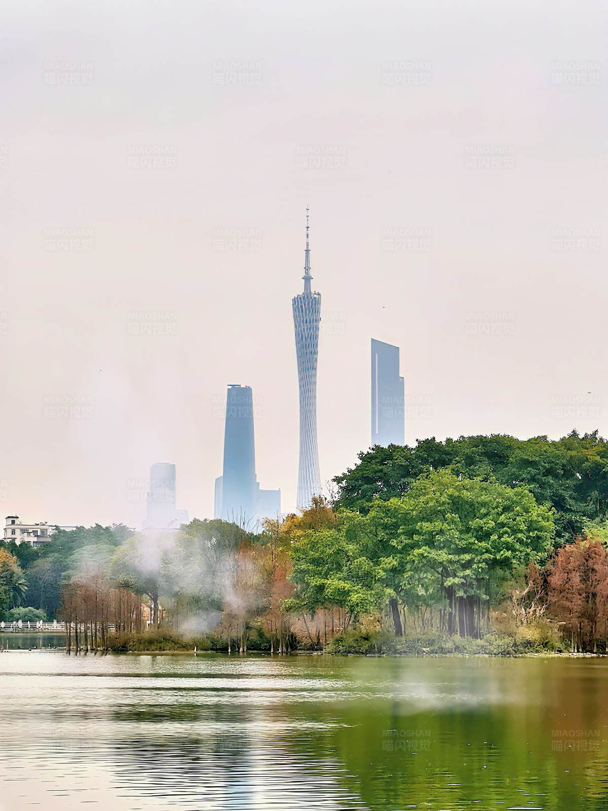 城市湖光塔影