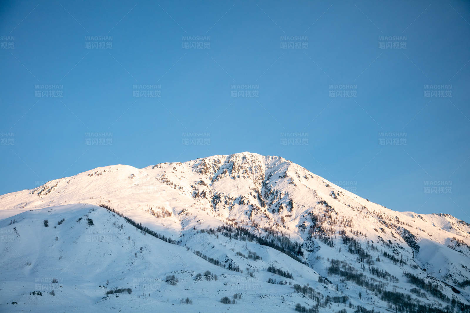 雪覆山巔 晴空萬(wàn)里