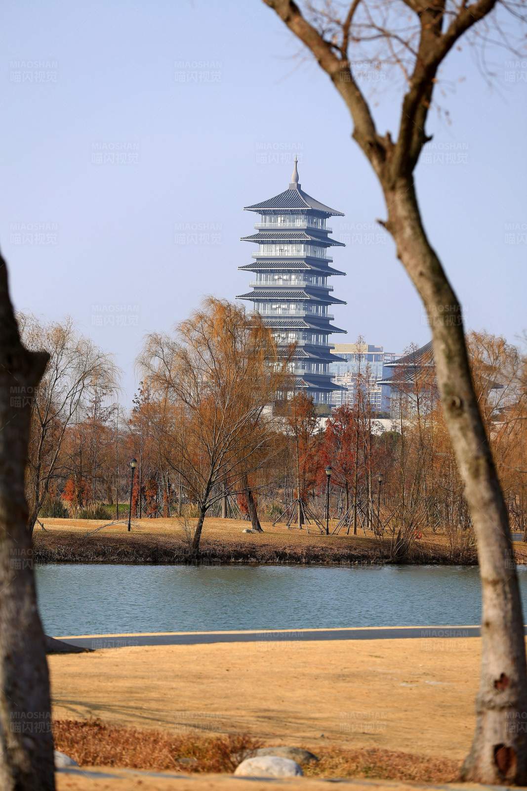 湖畔古塔秋景圖