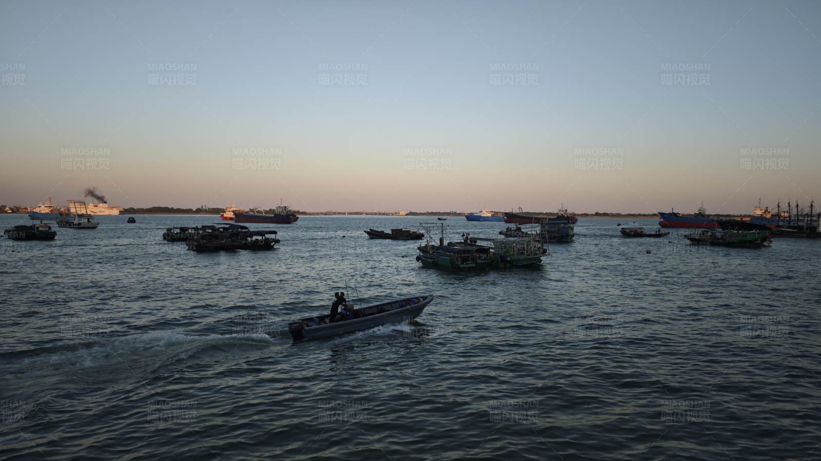 夕陽(yáng)下的繁忙海港