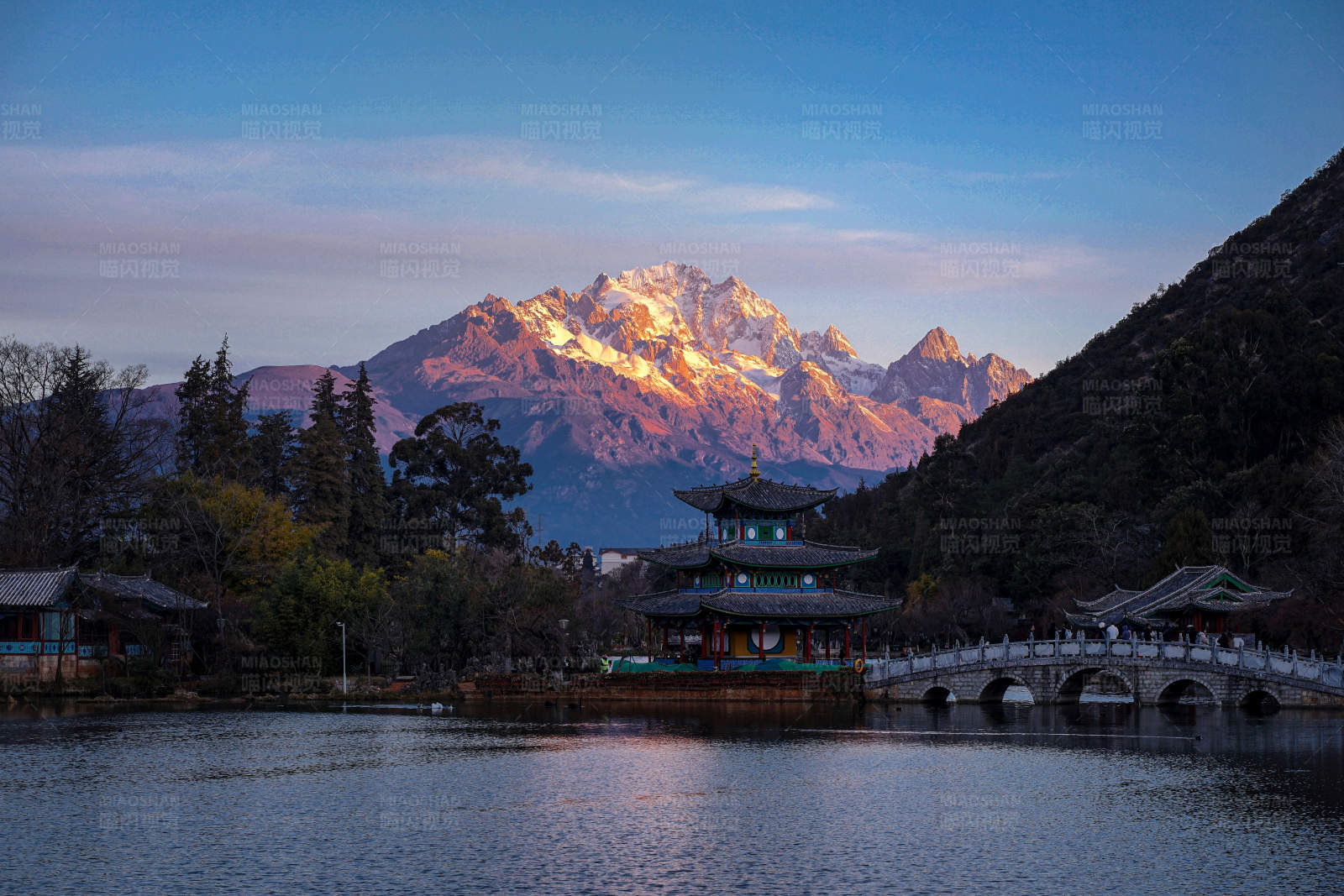 黑龍潭公園雪山映湖光