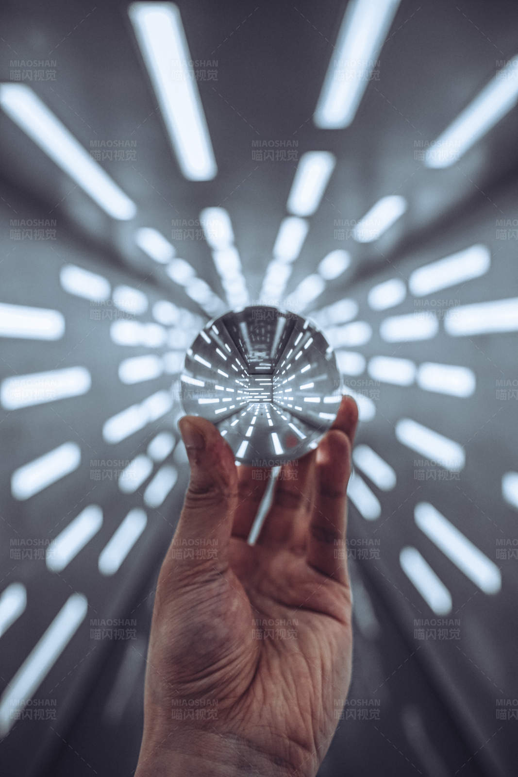 水晶球中的未來隧道
