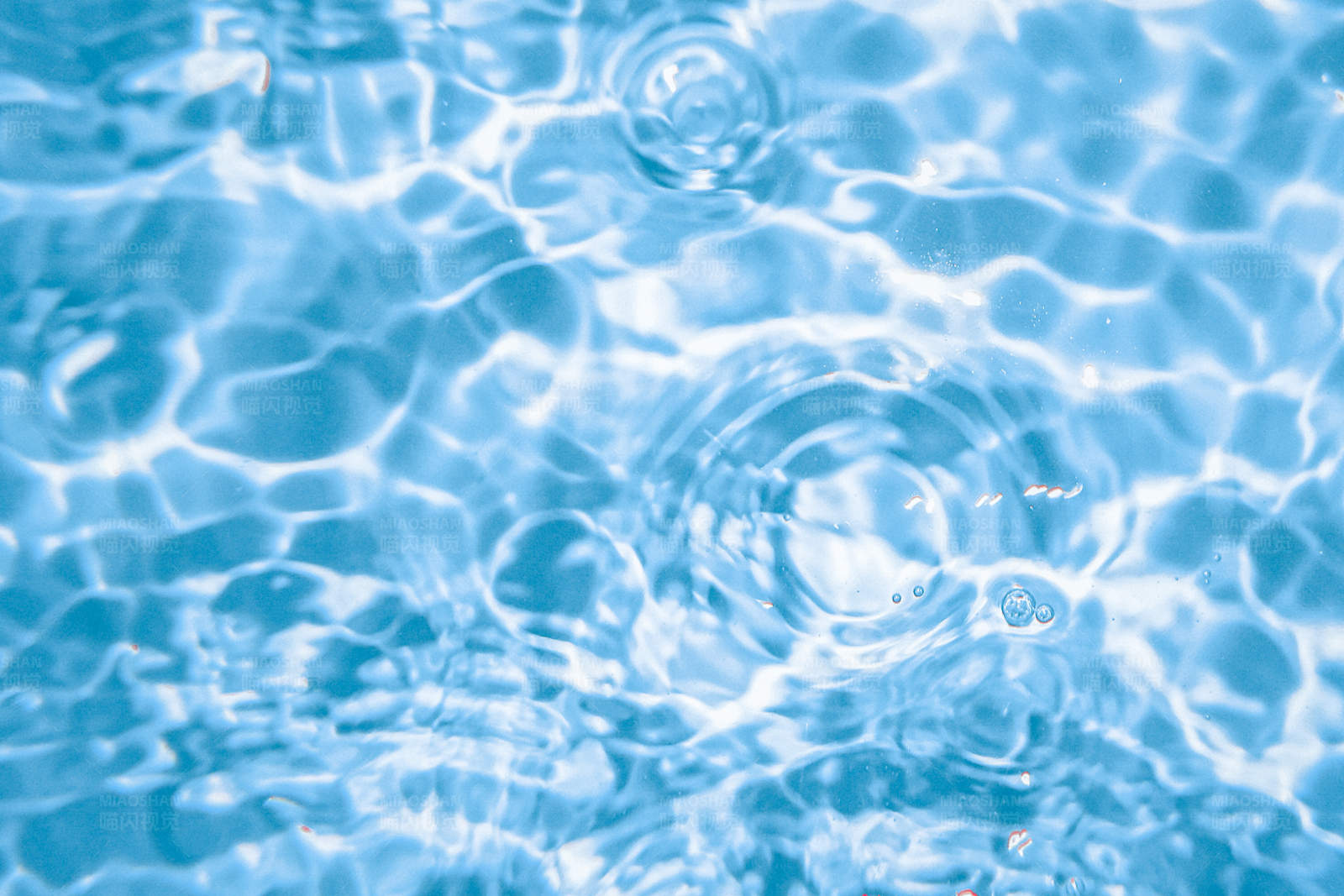 水波紋與陽光反射