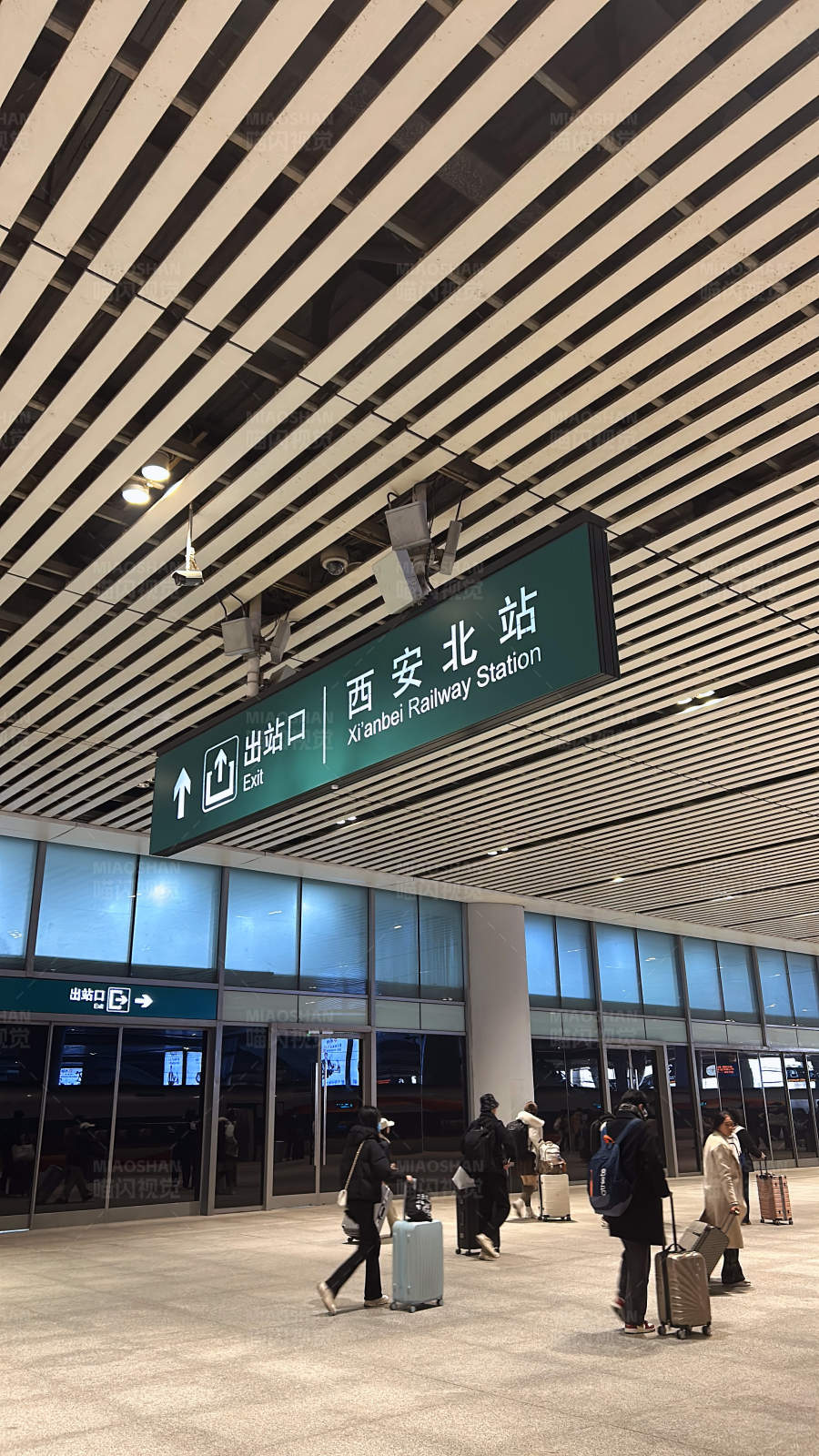 西安北站出口指示牌