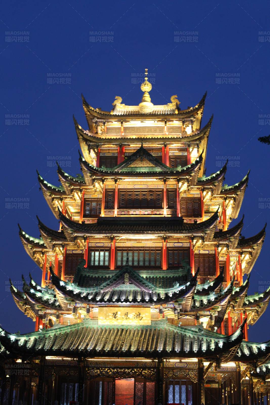 夜色中的古塔