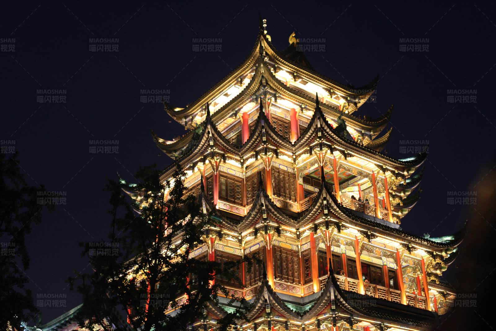 夜色中的古塔