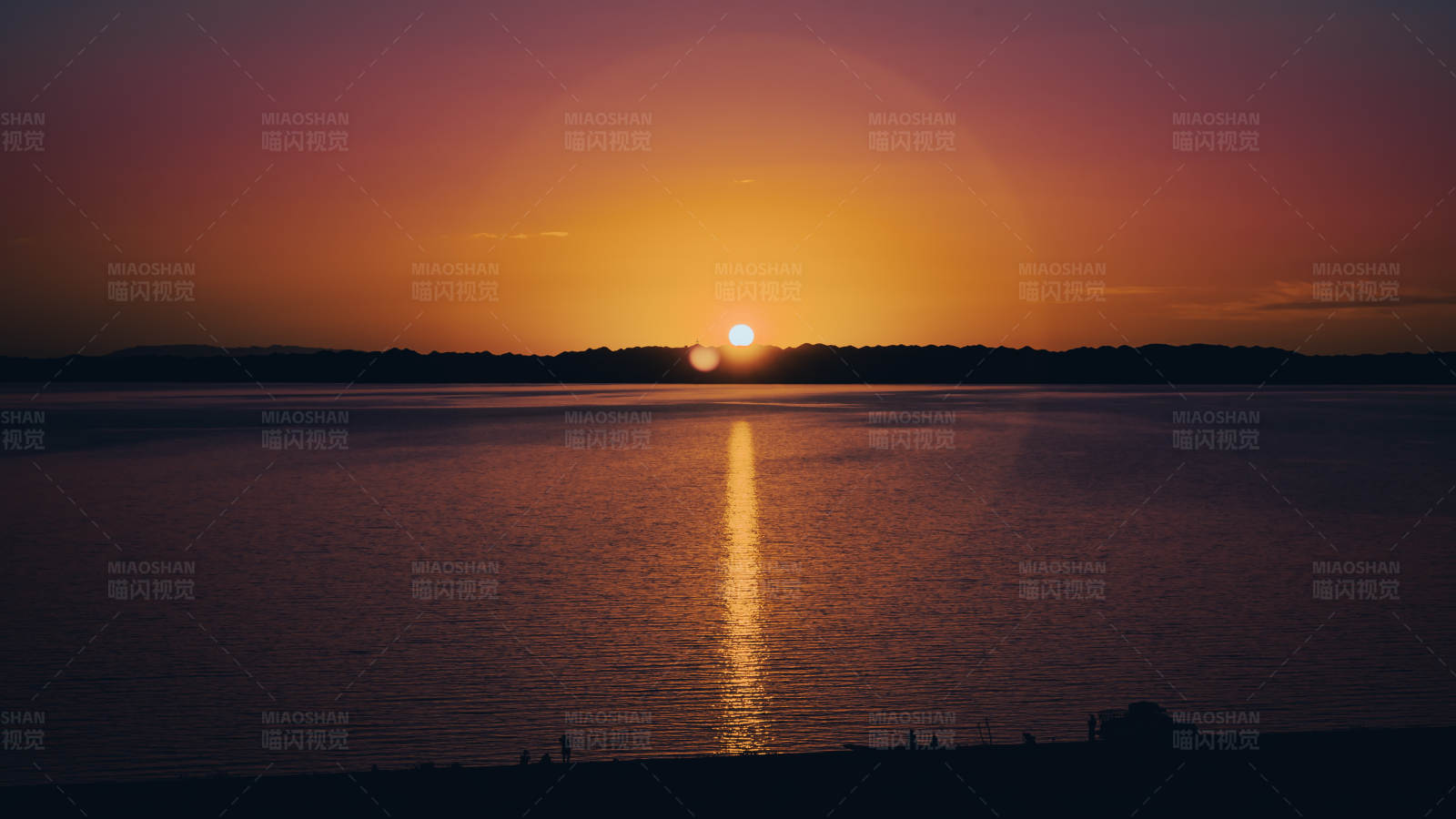 湖邊日落美景