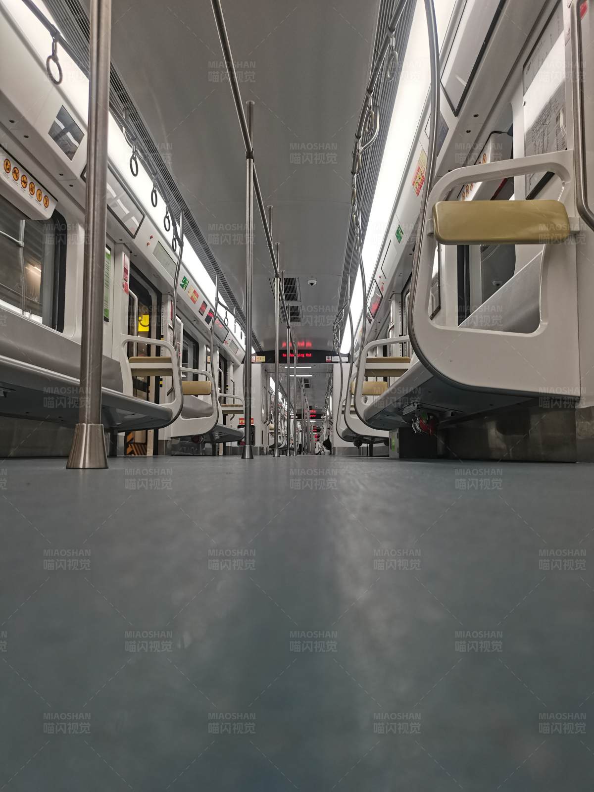 地鐵車廂的寧靜時刻