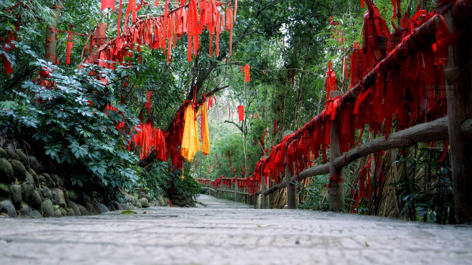 紅綢帶祈福路