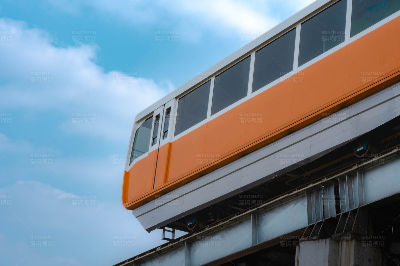 橙白列車藍天行