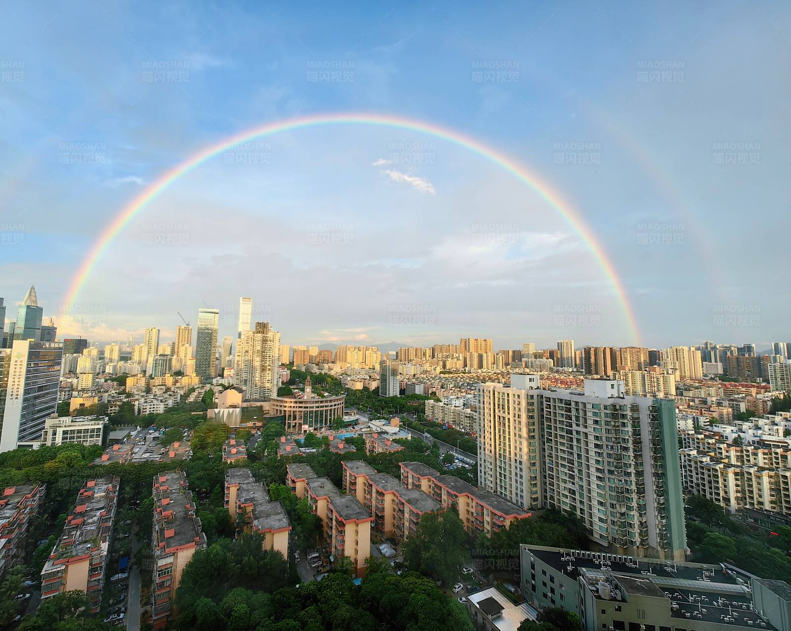 城市上空的雙彩虹