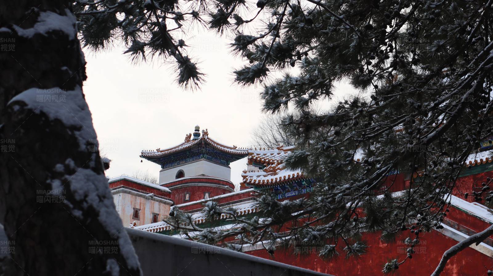 雪中的古建筑
