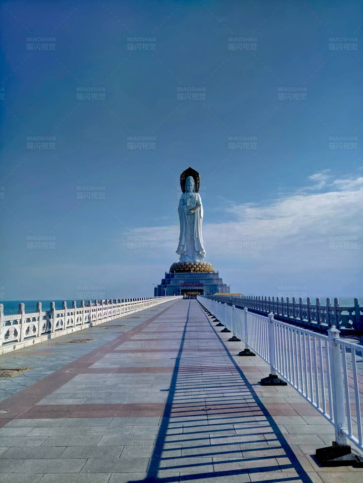 觀音像前的長橋
