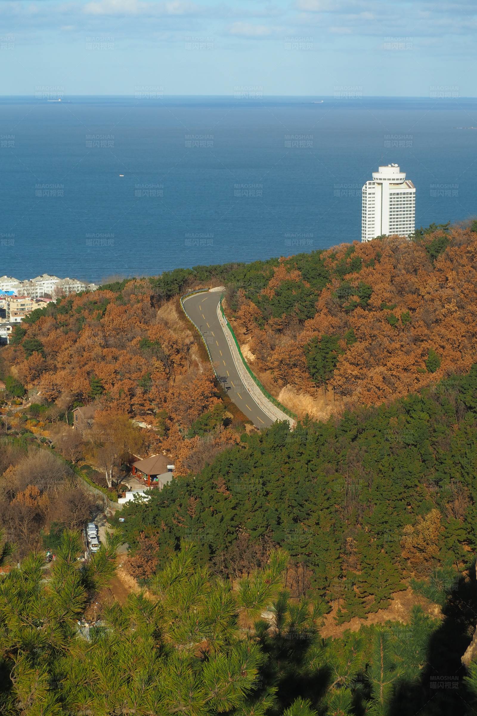 山海之間的蜿蜒道路