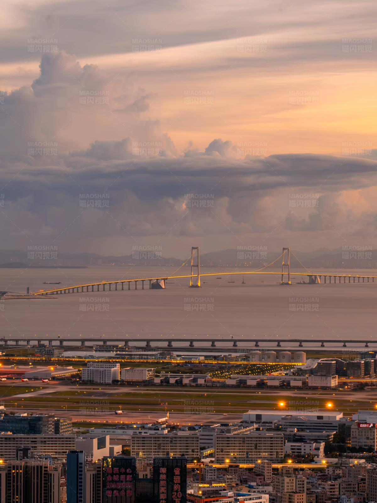 夕陽下的跨海大橋