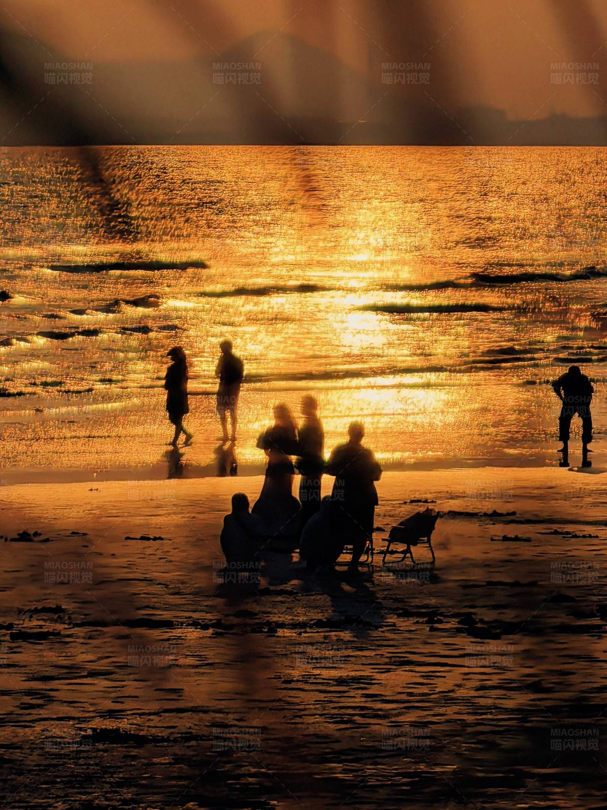 海灘夕陽下的剪影